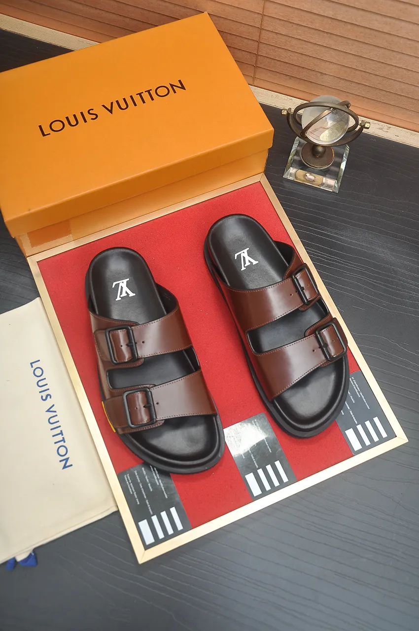 Men's shoes 💰400💶 [Louis Vuitton LV slippers] (high-end cowhide) counter 1:1 fashion style, a must-have for summer! The designer used LV’s iconic outsole. The original simple slippers instantly become fashionable! The upper is made of flexible special cowhide leather straps alternately, and the workmanship is exquisite! A must-have for stylish men in summer, size 38-45 (45 customized)